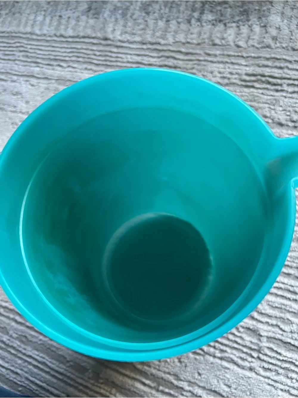 Tupperware Turquoise Beverage Pitcher with Lid and Handle